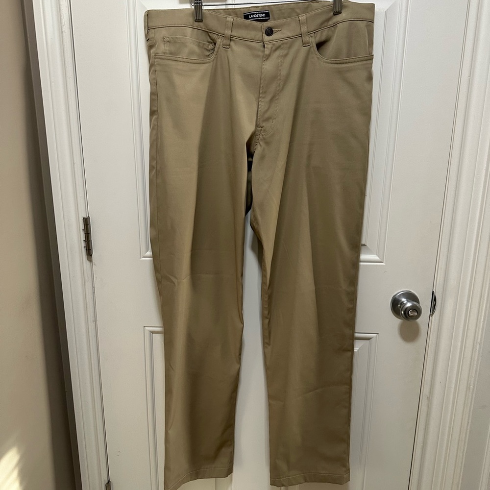 Like new Land’s End Men’s performance khaki